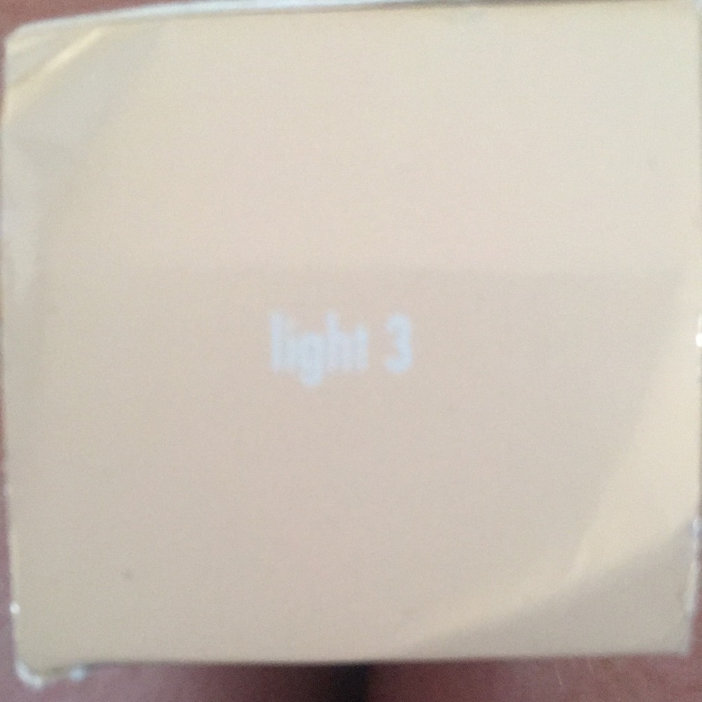 Stila - Hide and Chic foundation in Fair 3